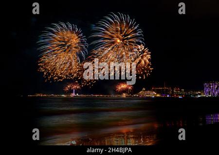 Schönes Feuerwerk`s Tamsui Fisherman's Wharf, im Norden Taiwans, New Taipei City, Taiwan Stockfoto